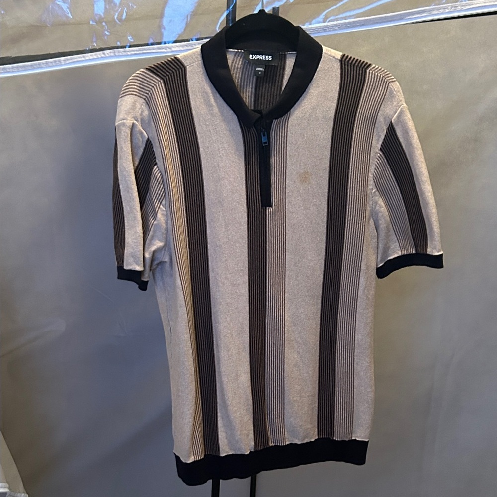 Express Men’s Short-Sleeve Zip Sweater in Beige and Black